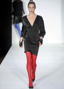 Mitges vermelles a un vestit negre