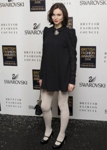 Mitja blanca amb un vestit negre