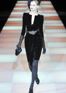 Mitja grisa amb un vestit negre