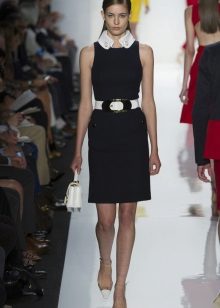 Accessoris blancs per a un vestit curt de còctels