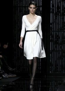 Pantyhose hitam dengan tali pinggang ke pakaian putih