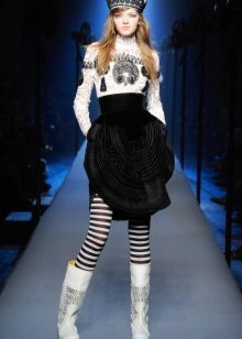 Jahitan hitam dan putih untuk pakaian