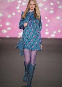 Pantyhose merah jambu dengan pakaian biru