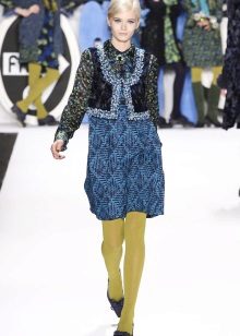 Pantyhose hijau ke pakaian biru