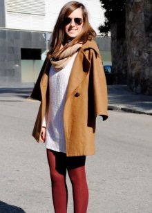 Pakaian ketat Burgundy untuk pakaian putih