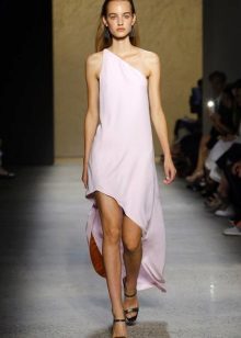 Robe maillet à la mode avec top asymétrique dans la saison printemps-été 2016