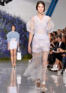 Robe à la mode printemps-été 2016 avec volants