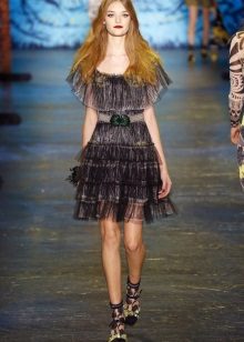 Robe translucide à la mode dans la saison printemps-été 2016 avec un volant