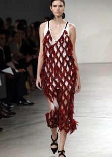 Robe plume à la mode printemps-été 2016 plumes