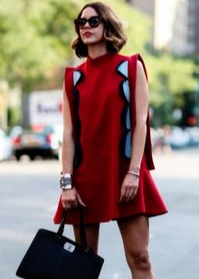 Robe bordeaux à la mode automne-hiver 2016