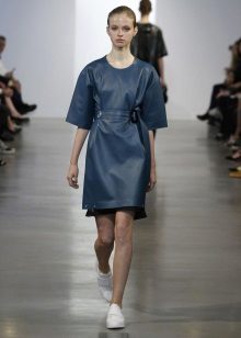 Robe bleue à la mode pour la saison automne-hiver 2016