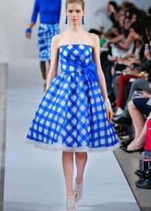 Accessoris per a un vestit blanc i blau