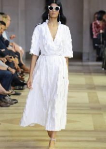 Sabates blanques amb un vestit blanc