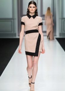 Kasut hitam untuk pakaian beige