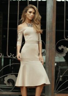 Pakaian dan kalung beige.