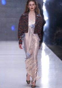 Jaket untuk pakaian beige di lantai