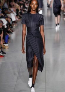 Straight midi dress with sneakers