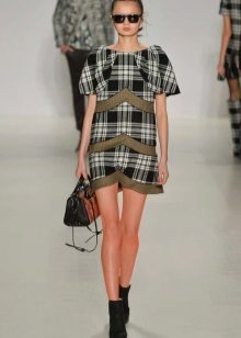 Tarkista lyhyt mekko