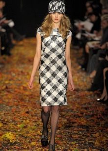 Hattu lyhyelle tarkistuspuvulle