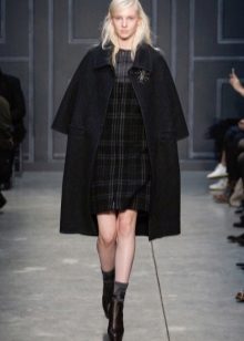 Takin häkissä oleva mekko