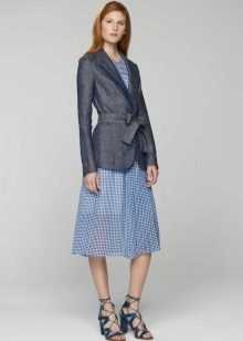 Harmaa takki häkissä olevalle mekolle