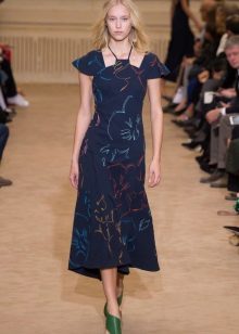 Green shoes to a navy blue dress