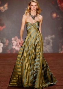 Jewelry massive to a green dress