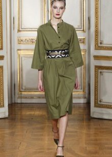 Wide belt to a green dress