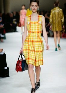 Black shoes for a yellow dress