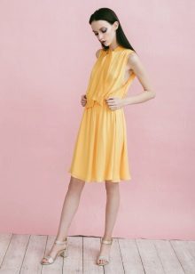 Beige shoes for a yellow dress