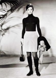 Audrey Hepburn in a pencil skirt