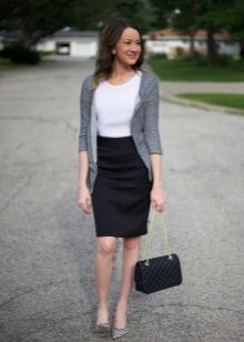 Black pencil skirt combined with pumps