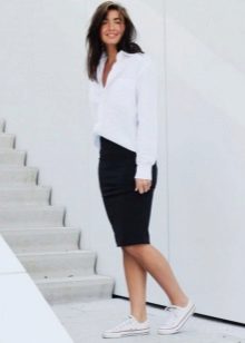 A black pencil skirt combined with a white graduation shirt