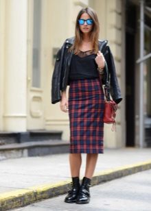 Plaid long pencil skirt with rough short boots