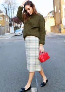 A light long pencil skirt combined with ballet shoes