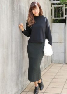 A long pencil skirt combined with low-heeled shoes