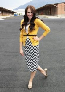 Long pencil skirt with print in combination with ballet flats