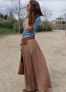 Long skirt a half sun in combination with ballet flats