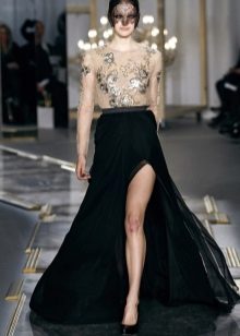 bir yarık ile uzun siyah etek