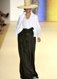 kemer üzerinde bir yay ile siyah maksi etek