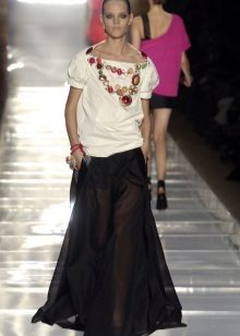 beyaz bluzlu siyah uzun etek