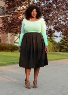 dark skirt for overweight women