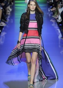 Vesteix a l'esquena davantera curta