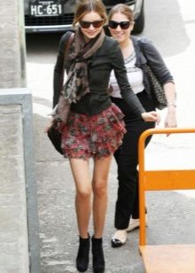 Fustă scurtă completă, combinată cu un gât de fustă