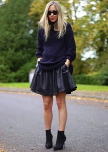A leather skirt in the sun combined with stiletto heels