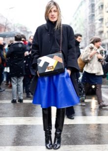 A leather skirt in the sun combined with outerwear