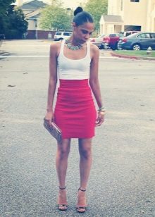 Accessories and decorations for the red pencil skirt