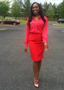Red pencil skirt combined with pink pumps and a red shirt