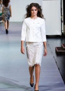 ołówkowa spódnica z białej koronki