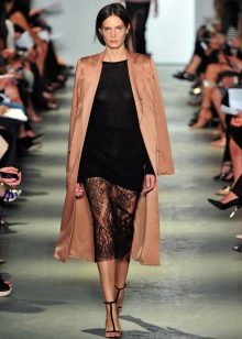 ołówkowa spódnica z czarnej koronki